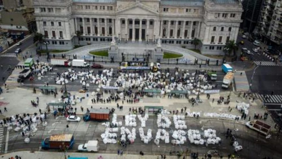 American Express sale de compras en el Congreso argentino