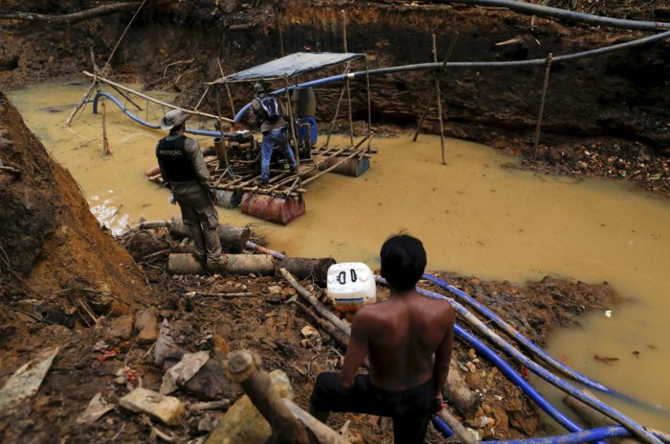 Minas ilegales de oro inundan los bosques amazónicos con mercurio tóxico