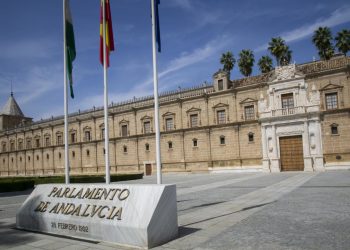 El Gobierno andaluz disfraza de «trabas administrativas» la eliminación de derechos de los consumidores