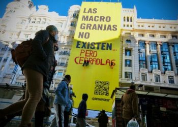 Greenpeace “trolea” su propia pancarta en Gran Vía para exigir el cierre de las macrogranjas