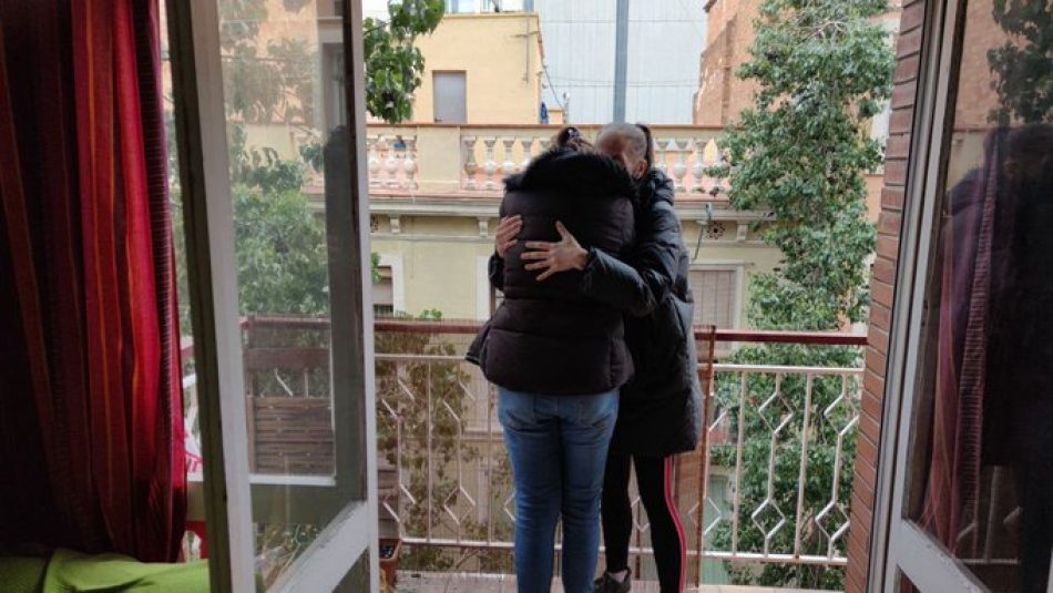 Desahuciada familia que no podía pagar el alquiler tras perder el trabajo en pandemia, en el Barri del Poble Sec de Barcelona