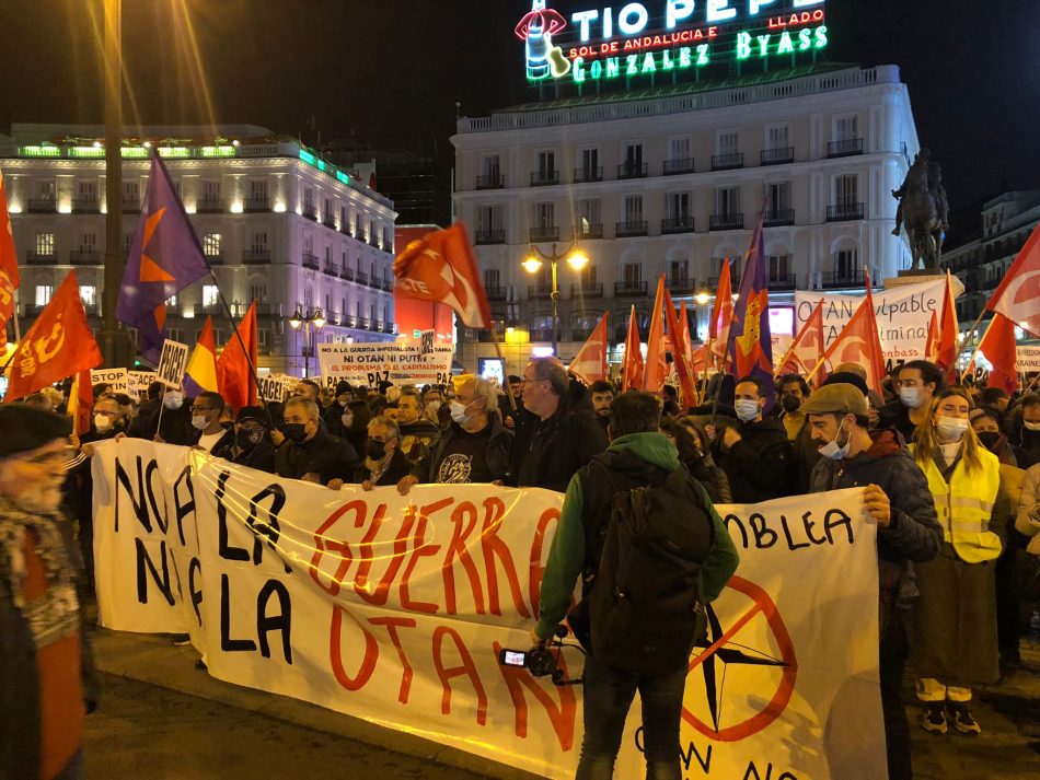 Miles de personas se concentran en Madrid contra la guerra y la OTAN