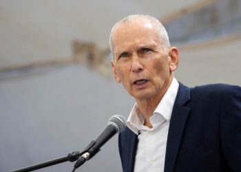 Ministro israelí reconoce escuchas ilegales aunque minimiza impacto