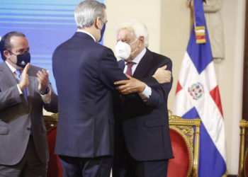 Bochornosa condecoración de Abidaner a Felipe González