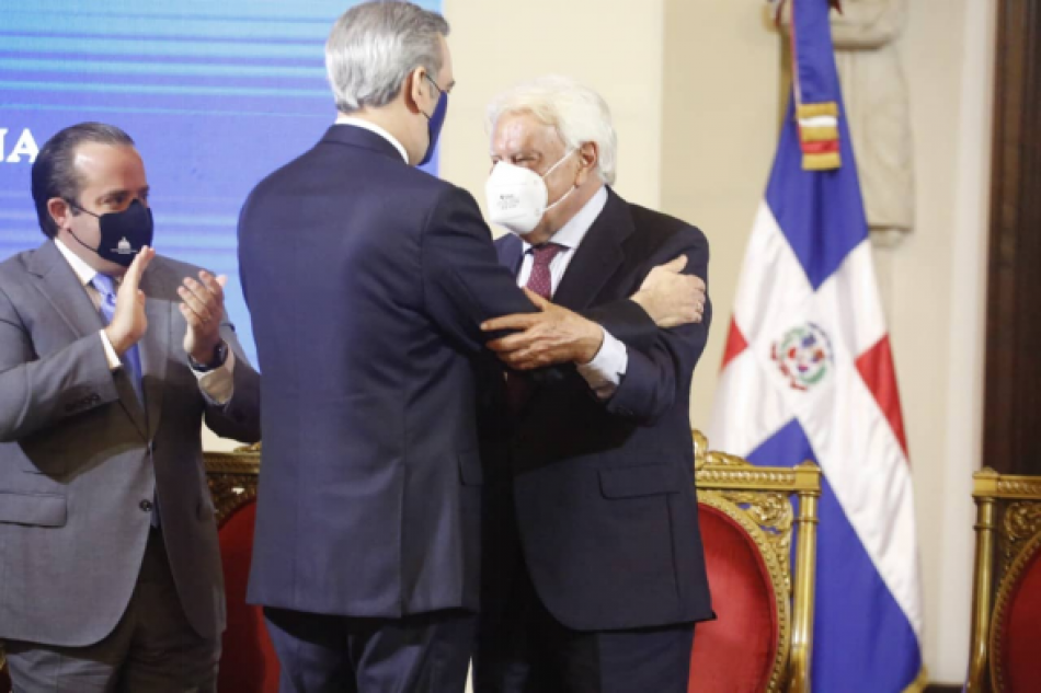 Bochornosa condecoración de Abidaner a Felipe González