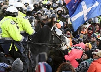 La policía canadiense arresta a más de 100 manifestantes en Ottawa