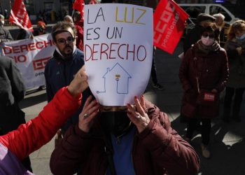 Decenas de organizaciones se concentran por el derecho a la energía limpia para acabar con la pobreza energética