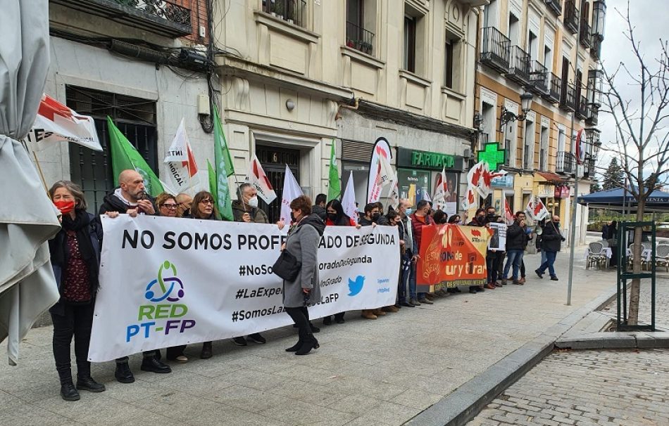 Decenas de docentes se concentraron ante el Senado en la jornada previa a la votación de la Ley FP