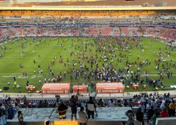 Afirman que se habrían producido al menos 17 muertos en los enfrentamientos entre hinchas de dos equipos de fútbol en México