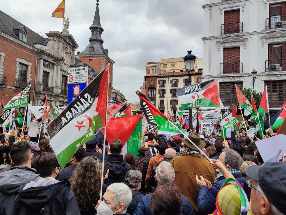 Decenas de miles de personas se concentran en Madrid para denunciar el cambio de posición del gobierno respecto al Sahara Occidental