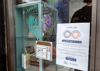 “PicTEA” tu barrio: la campaña que anima a los comercios a colocar pictogramas accesibles para las personas con autismo, en Madrid
