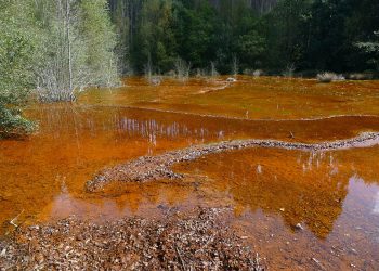 Arzúa Sostible denuncia que miles de toneladas de lodos tóxicos quedan fuera del proyecto de restauración del impacto ambiental de la mina de Touro prometido por Cobre San Rafael