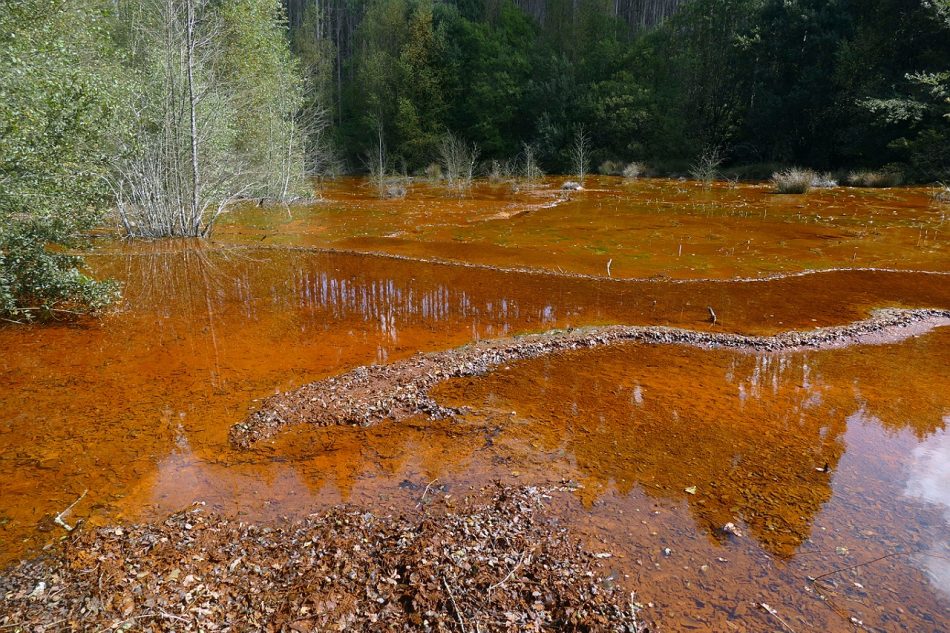 Arzúa Sostible denuncia que miles de toneladas de lodos tóxicos quedan fuera del proyecto de restauración del impacto ambiental de la mina de Touro prometido por Cobre San Rafael