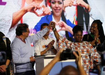 Gustavo Petro presenta a Francia Márquez como su número 2 para las presidenciales colombianas