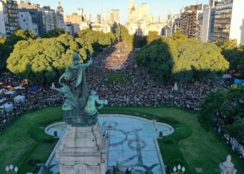 8M: Miles de mujeres y disidencias se concentraron en la Plaza del Congreso de Argentina