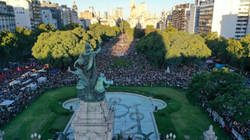 8M: Miles de mujeres y disidencias se concentraron en la Plaza del Congreso de Argentina