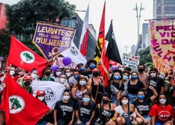 Mujeres brasileñas toman hacienda en rechazo a reforma agraria