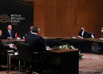 Cancilleres de Rusia y Ucrania concluyen reunión en Turquía con disposición a mantener negociaciones