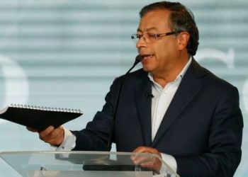 Sondeos dan como favorito a Petro en presidenciales de Colombia