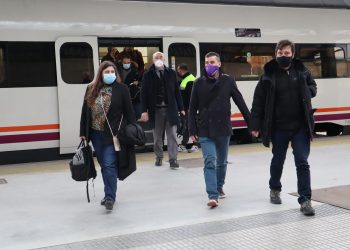 Unidas Podemos visita las provincias de Cuenca, Toledo y Valencia en tren ante el proyecto que quiere suprimir la línea convencional