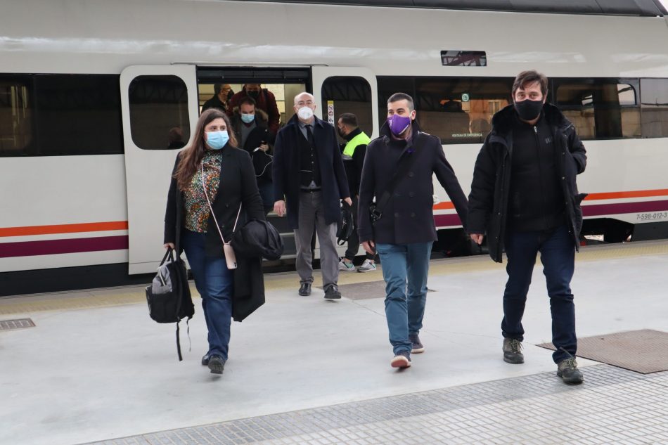 Unidas Podemos visita las provincias de Cuenca, Toledo y Valencia en tren ante el proyecto que quiere suprimir la línea convencional