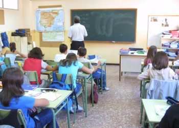 Ayuso asesta un nuevo golpe la educación pública en Madrid con el cierre de 233 aulas