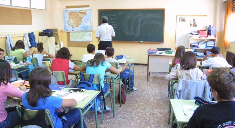 Ayuso asesta un nuevo golpe la educación pública en Madrid con el cierre de 233 aulas