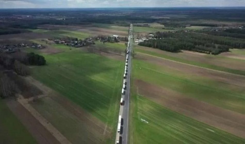 Fila de más de 80 kilómetros de camiones rusos abandonan Europa
