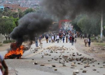 Continúa el paro de transportistas en Perú: innumerables cortes de rutas y cargas policiales