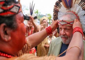 Lula visita en Brasilia acampada indígena Tierra Libre