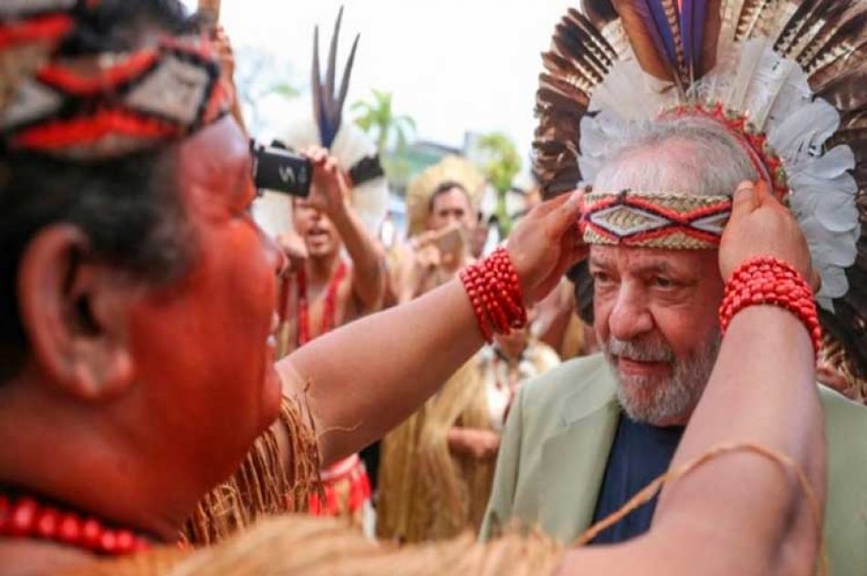 Lula visita en Brasilia acampada indígena Tierra Libre