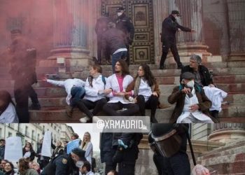 Acción simbólica de Scientist Rebellion en la entrada del Congreso para protestar por la inacción de los Gobiernos y multinacionales por el uso de combustibles fósiles