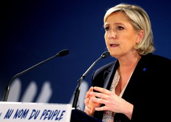 Le Pen se lanza a la caza del voto anti-estabishment de cara a la segunda vuelta de las presidenciales francesas