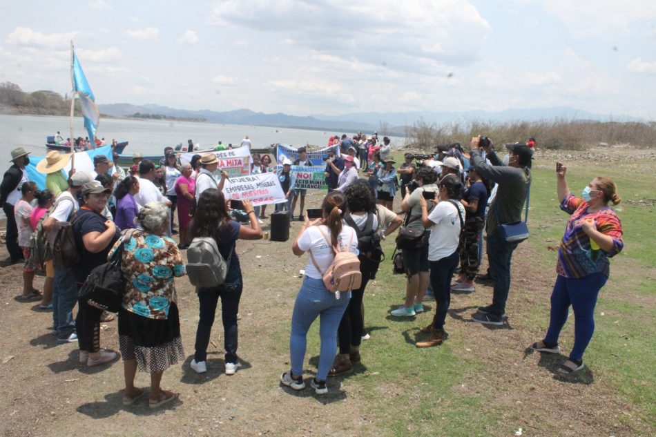 Ecologistas salvadoreños y guatemaltecos protestan contra los daños causados por la minería