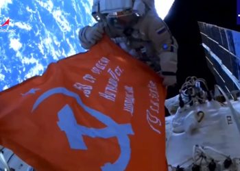 Cosmonautas rusos exhiben en la ISS la Bandera de la Victoria