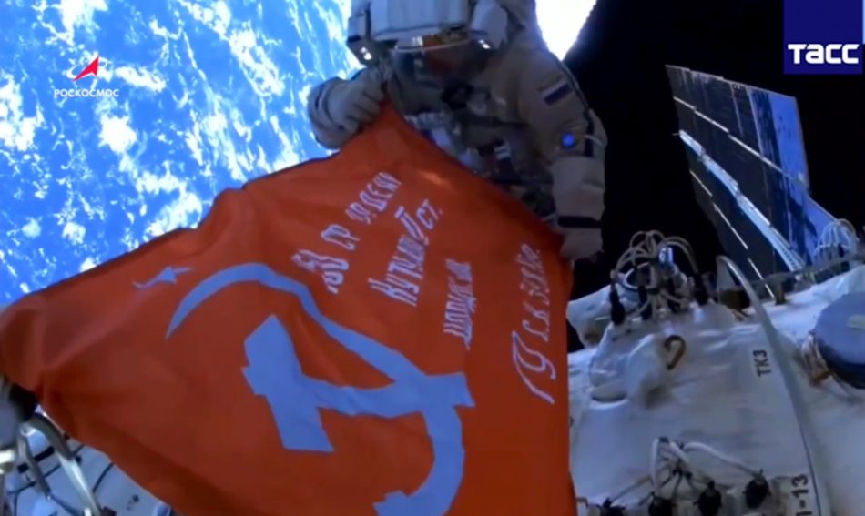 Quienes difundieron el bulo de los cosmonautas con «los colores de Ucrania» callan hoy ante el despliegue de la bandera de la Victoria de la URSS en la ISS