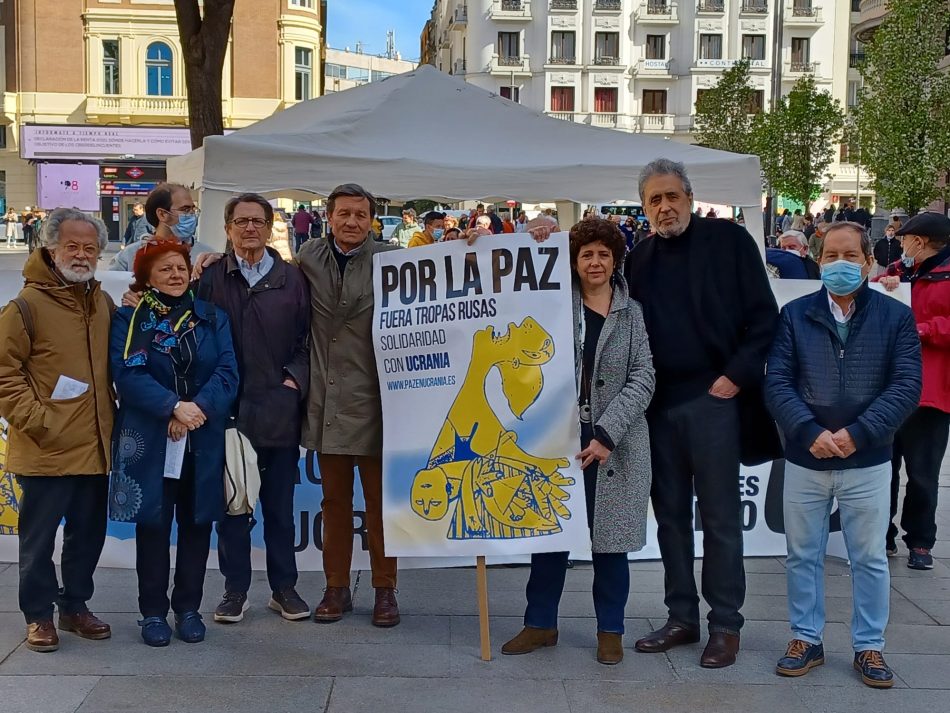 Fernando Colomo y Antonio Gutiérrez, entre las  personalidades que recogen firmas contra los crímenes de Bucha