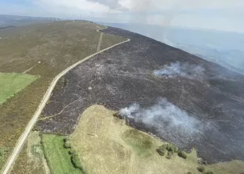 Extinguido el incendio forestal declarado en Palas de Rei (Lugo) tras quemar 182 hectáreas de monte raso