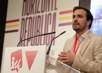 Alberto Garzón advierte que con Feijóo “el PP puede cambiar de caras y de tonos” pero “no los hechos peligrosos de abrir a la ultraderecha homófoba y racista los gobiernos de nuestro país”