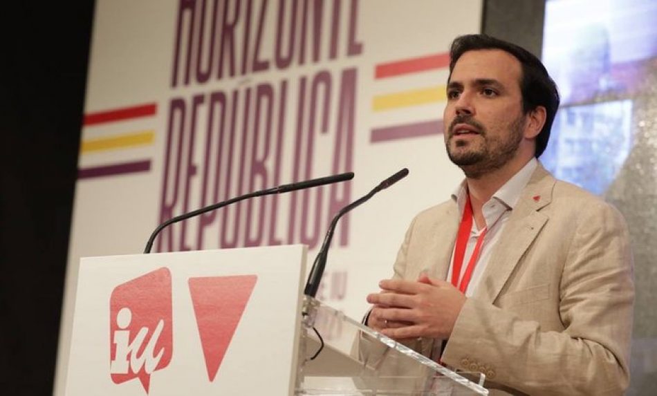 Alberto Garzón advierte que con Feijóo “el PP puede cambiar de caras y de tonos” pero “no los hechos peligrosos de abrir a la ultraderecha homófoba y racista los gobiernos de nuestro país”