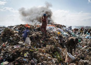 Montañas de basura de ropa usada terminan en África contaminando los ríos y el aire