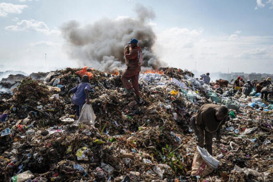 Montañas de basura de ropa usada terminan en África contaminando los ríos y el aire