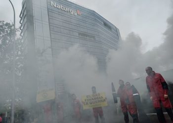 Activistas de Greenpeace convierten la sede de Naturgy en “zona de guerra” por su compra de gas ruso