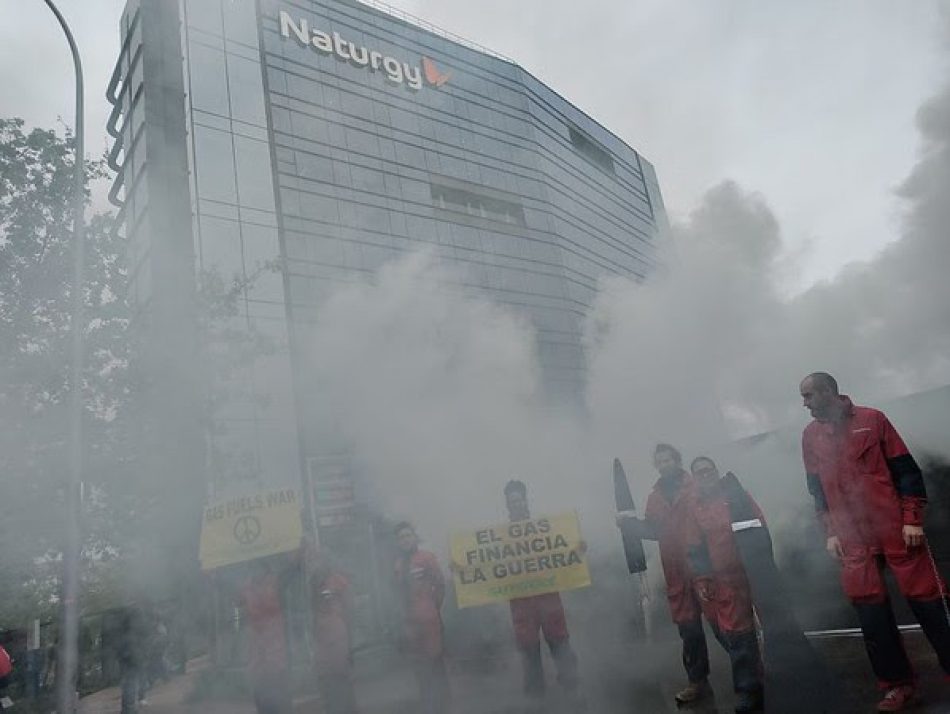 Activistas de Greenpeace convierten la sede de Naturgy en “zona de guerra” por su compra de gas ruso