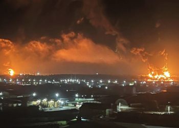 Incendio estalla en depósito de petróleo ruso cerca de Ucrania