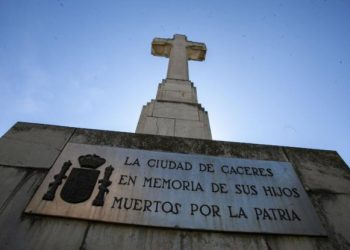 «Una Extremadura digna» insta a la retirada de la Cruz de los Caídos de Cáceres y a colocar en su lugar una estatua de Viriato