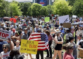 Protestan contra la tenencia de armas en Texas