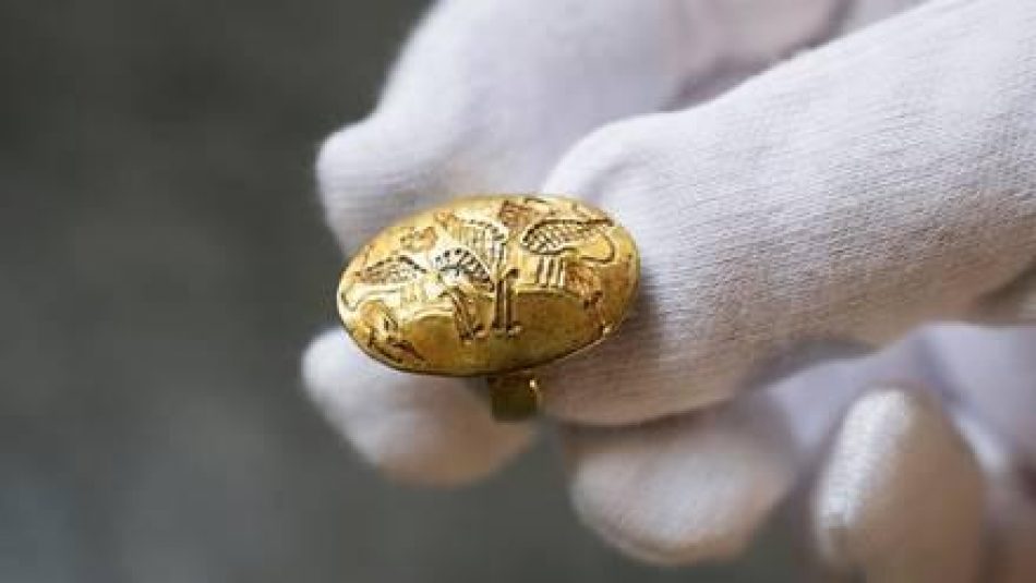 Un anillo micénico regresa a Grecia casi un siglo después