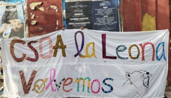 Agentes de la Policía Nacional desalojan ilegalmente el CSOA La Leona, en Sevilla