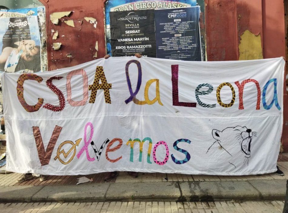 Agentes de la Policía Nacional desalojan ilegalmente el CSOA La Leona, en Sevilla